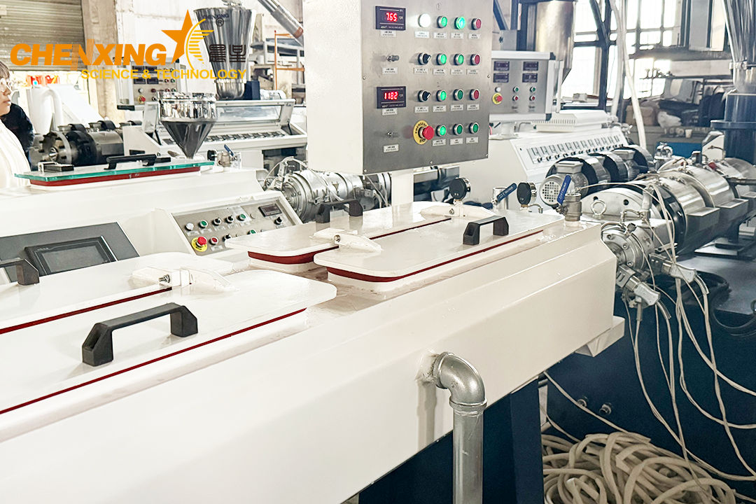 PVC pipe vacuum calibration and cooling system PVC pipe vacuum calibration and cooling system