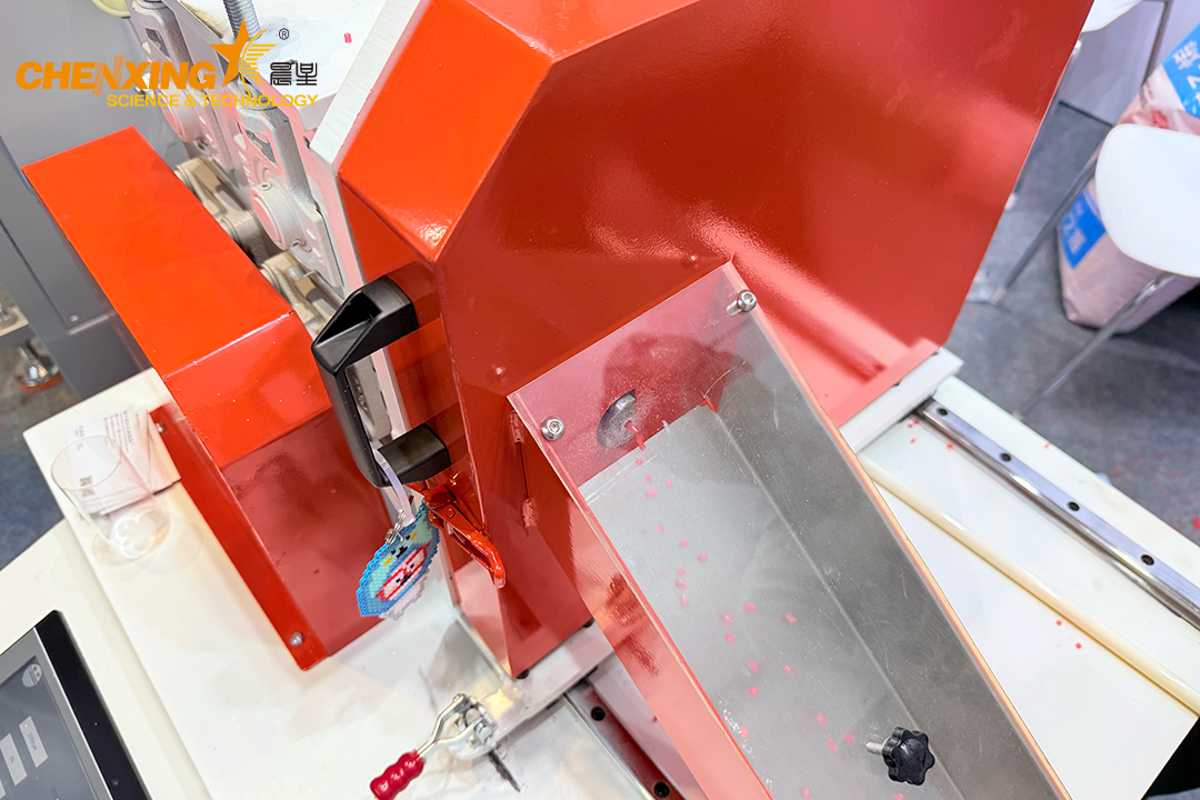 High-speed cutting unit for fuse beads manufacturing extrusion system