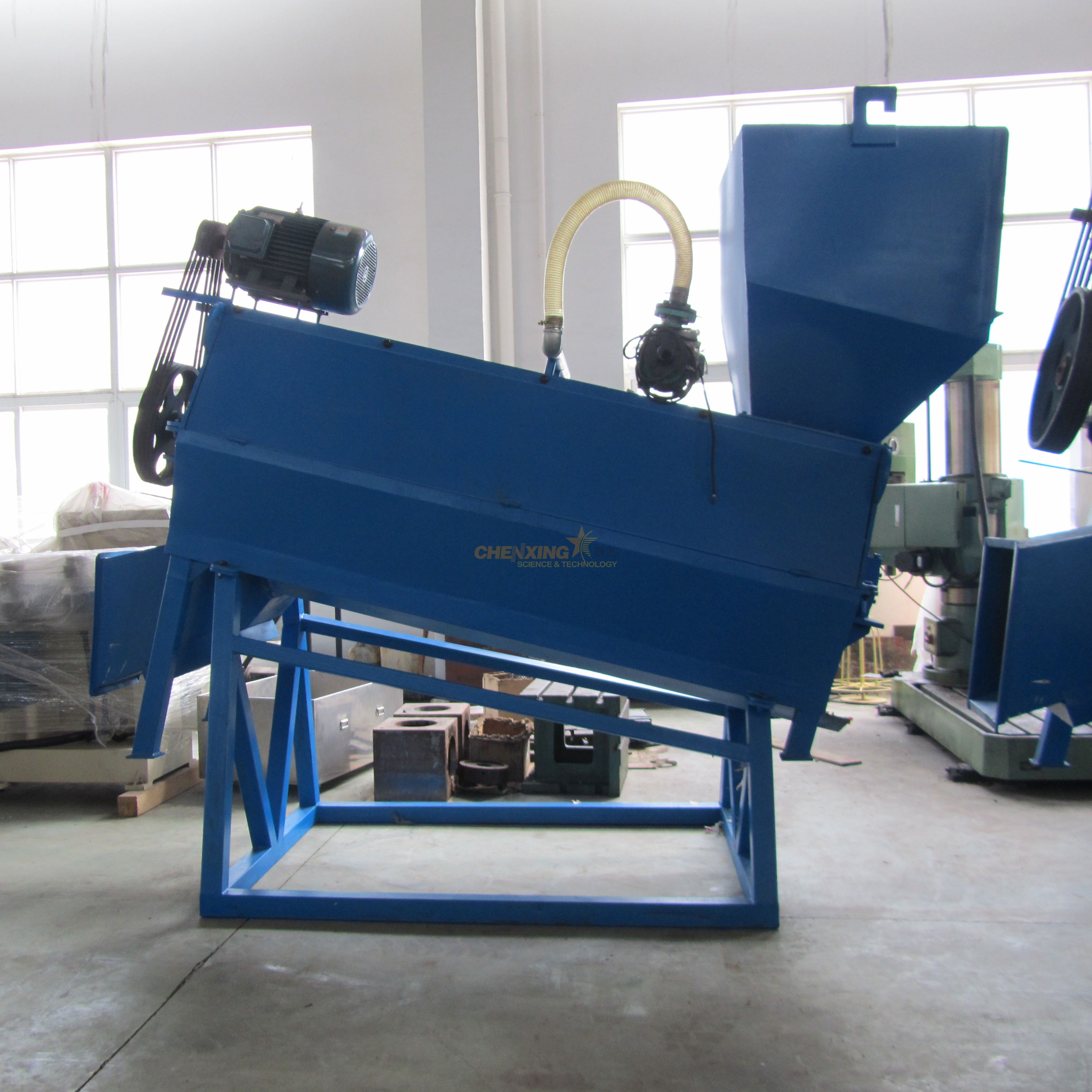 Label remover for pet flakes recycling line