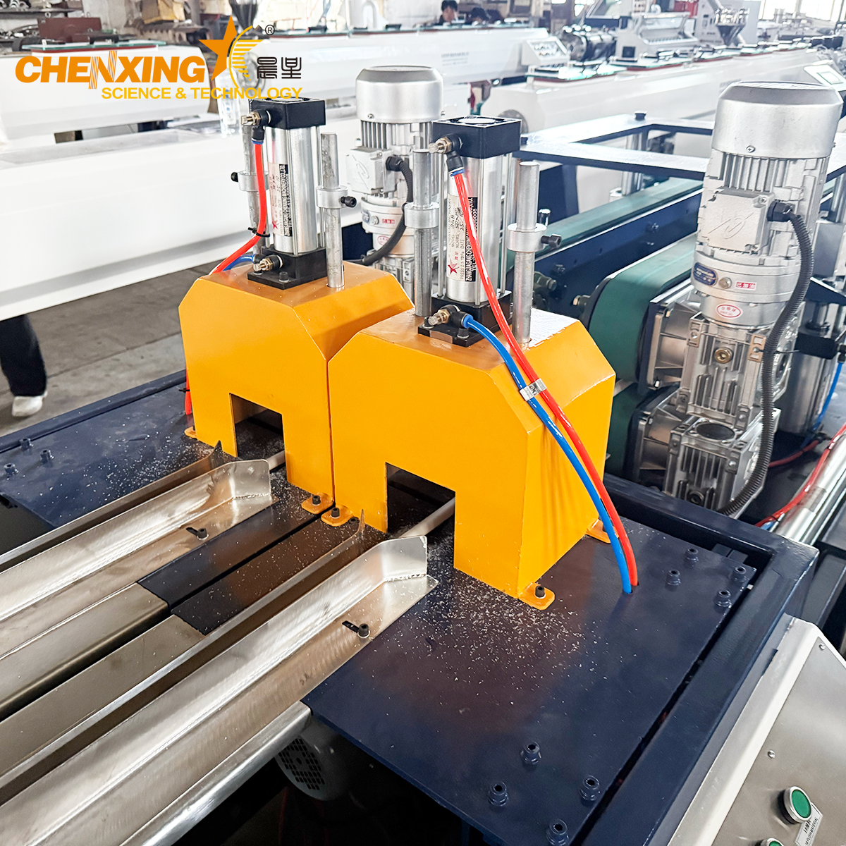 Haul-off cutting machine integrated in PVC pipe extrusion line for precise length cutting