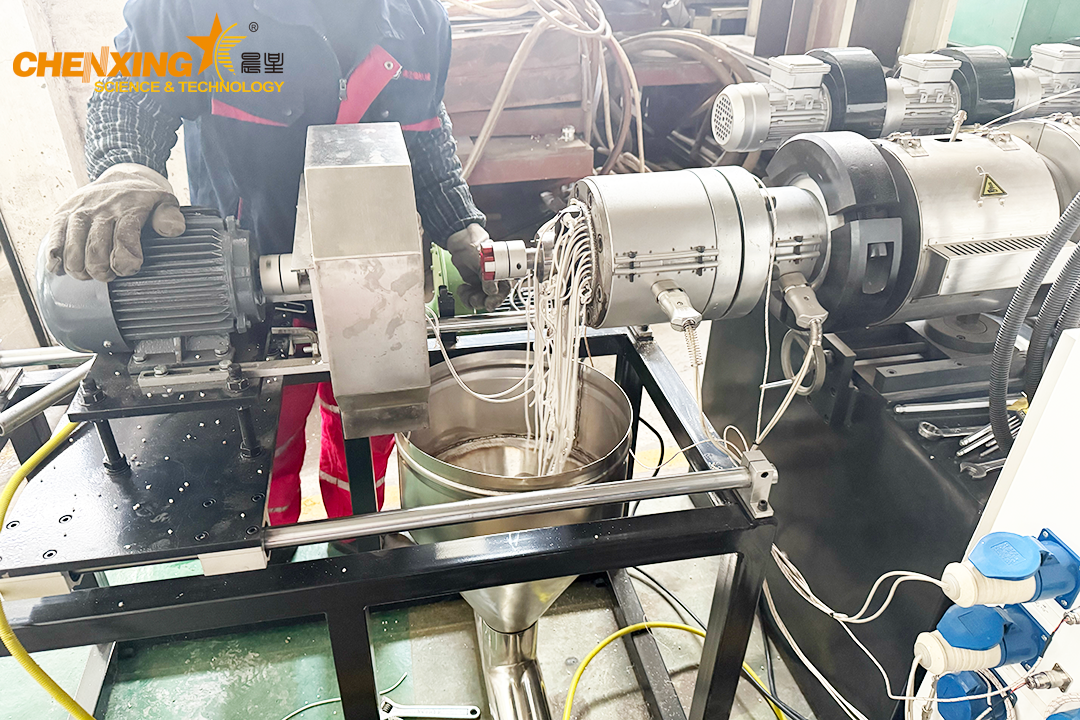 Mould-face hot cutting unit for PVC pellet production