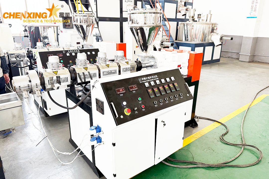 Dry strands cutting pelletizing system with extruder and water tank