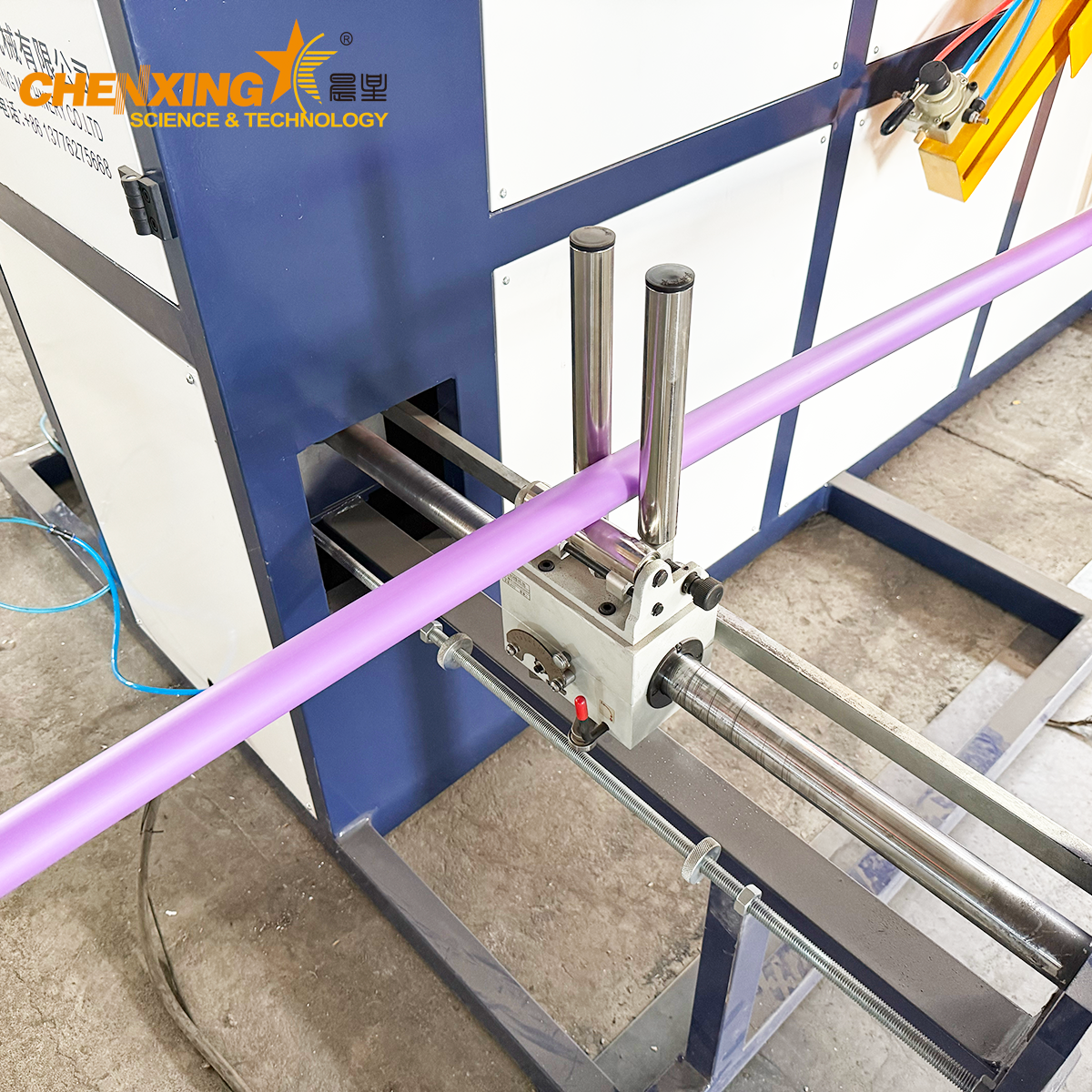 Winder machine installed at the end of a plastic pipe extrusion line for automatic coiling