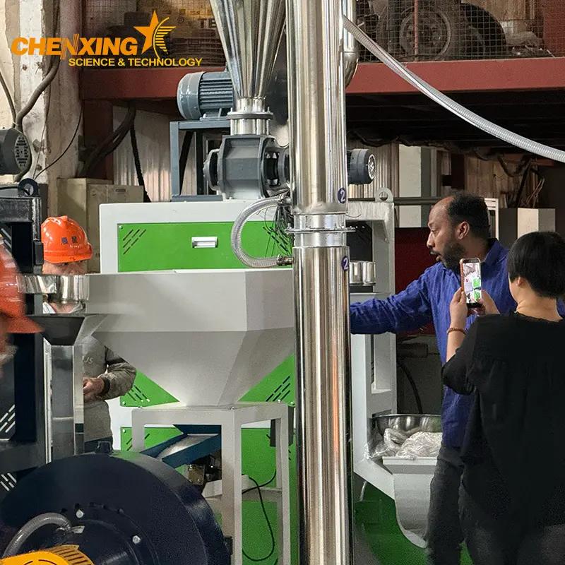 Cyclone separator and pulse-jet cartridge dust collector &mdash; Three white filter cartridges with automatic compressed-air back-pulse cleaning, achieving &le;10 mgm&sup3; dust emission for sealed, dust-free plastic powder
