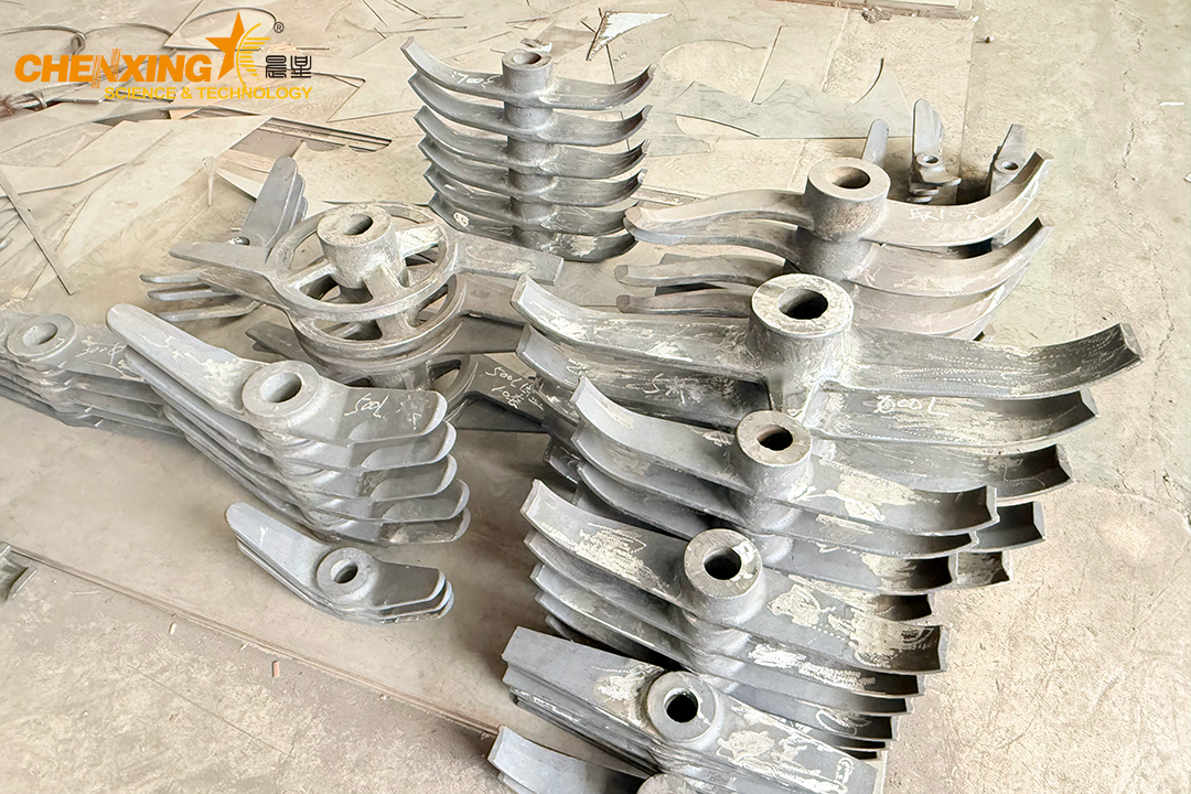 Upper agitating blades for high-speed mixers including S type, SI type, V type, and Triple type 3 designed for different material viscosities.