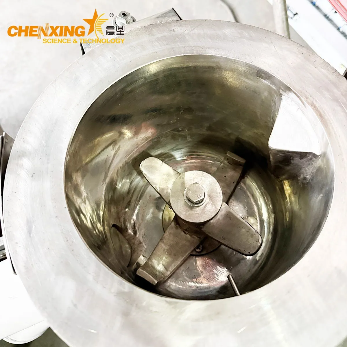 Integrated hot and cold mixing system for plastic processing industry