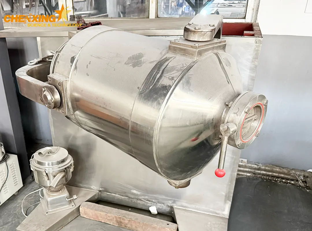 3D motion mixer working in industrial plastic powder blending process